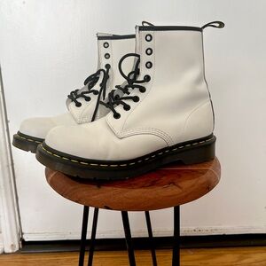Dr Martens 1460 Women’s Size 8 Smooth White Leather Lace Up Boots Doc Martens